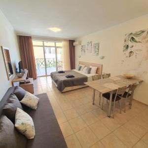 un soggiorno con divano e tavolo di Andalucia Beach - Sea Viev Apartments a Elenite