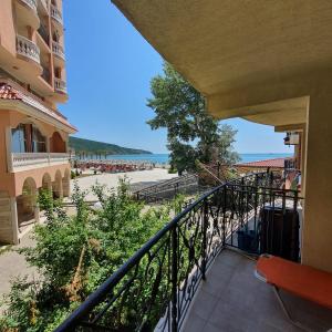 uma varanda de um condomínio com vista para a praia em Andalucia Beach - Sea Viev Apartments em Elenite