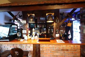 Lounge alebo bar v ubytovaní Karczma Pod Jesionem
