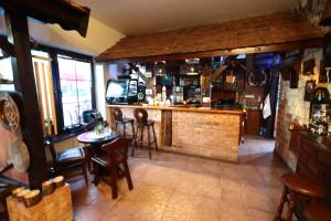 Lounge alebo bar v ubytovaní Karczma Pod Jesionem