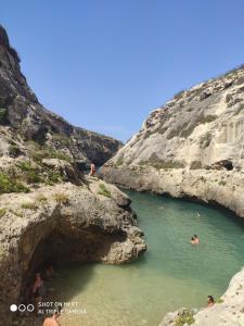 persone che nuotano in un fiume tra due rocce di Searenity a Marsaxlokk