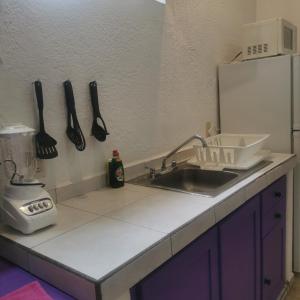 Køkken eller tekøkken på 2 bedroom apartment with a/c Wi-Fi best location!