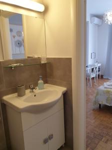 a bathroom with a sink and a mirror at Holiday Max in Rome