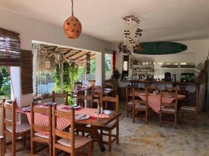 ein Esszimmer mit Tischen und Stühlen und eine Küche in der Unterkunft Corales Punta Rusia in Punta Rucia