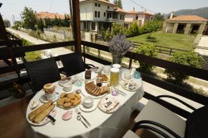 un tavolo con cibo sul balcone di Levantes Villas a Kala Nera