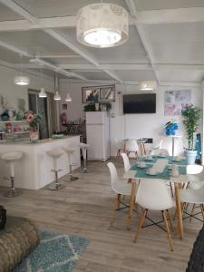 a room with a table and chairs and a kitchen at Pension Fercomar in Sanxenxo