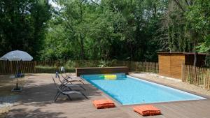 Πισίνα στο ή κοντά στο Petit Gîte familial au Domaine de Valmont +11 φωτογραφίες