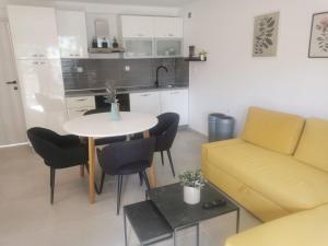 Kuchyň nebo kuchyňský kout v ubytování Mini House Mara + 24 fotografií