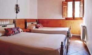 ein Zimmer mit zwei Betten und einem Fenster in der Unterkunft Casitas La Purísima Macho in Requena