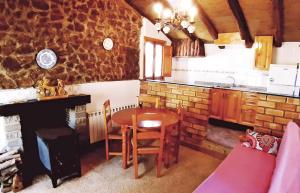eine Küche mit einem Holztisch und eine Küche mit einem Herd in der Unterkunft Casitas La Purísima Macho in Requena + 6 Fotos