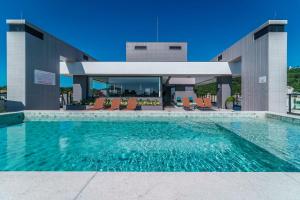 ein Swimmingpool vor einem Haus in der Unterkunft Adra 301 - Apartamento no centro de Bombinhas - Rooftop com piscina e academia - À poucos metros da praia - (Consultar serviços de roupas de cama e banho) in Bombinhas