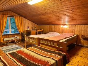 Postel nebo postele na pokoji v ubytování Christinagårdens stuga