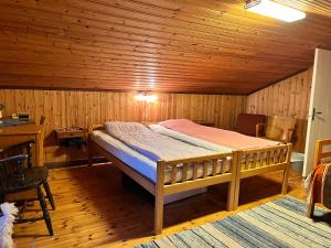 Postel nebo postele na pokoji v ubytování Christinagårdens stuga