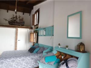 1 dormitorio con 1 cama con cabecero azul en Rural Norte, en Bañugues