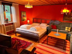 - un salon avec un lit et un canapé dans l'établissement Christinagårdens stuga, à Ramsele