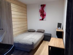 Photo de la galerie de l'établissement "Plus belle l'Ardèche" Studio de jardin et piscine, à Vinezac 7 autres photos