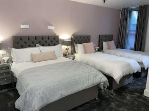 Ένα ή περισσότερα κρεβάτια σε δωμάτιο στο Atlantic Lodge, Main Street Ardara