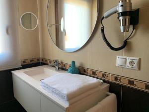 Kúpeľňa v ubytovaní "SANXENXO HOLIDAYS" ATICO CON GARAJE, BARBACOA y PISCINA A 5 MIN DEL CENTRO