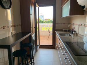 Kuchyňa alebo kuchynka v ubytovaní "SANXENXO HOLIDAYS" ATICO CON GARAJE, BARBACOA y PISCINA A 5 MIN DEL CENTRO