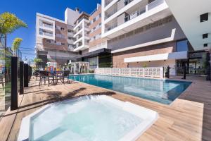 Bazén v ubytování Terrazzo 602B - Cobertura duplex à poucos metros da praia de Bombas - Condomínio com piscina - Academia - Solário - (Consultar serviços de roupa de cama e banho) nebo v jeho okolí