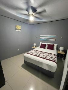 una camera con letto e ventilatore a soffitto di Apartamentos Cielo #1, Airport Juan Santamaría a Alajuela