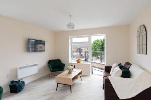 sala de estar con sofá y mesa en homely - North London Apartments Wembley en Harrow on the Hill