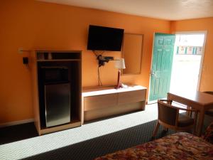 TV i/ili multimedijalni sistem u objektu Townsman Motel