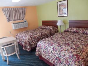 Boise CityにあるTownsman Motelのベッド2台とテーブルが備わるホテルルームです。