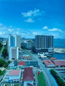 una vista aérea de una ciudad con edificios y una carretera en KEEN Suites-Jesselton Quay en Kota Kinabalu