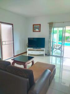 un soggiorno con divano e TV di Wirason villa 2BR a Ko Samui