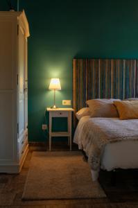A bed or beds in a room at La Borda de Chelis