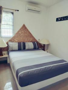 una camera con un grande letto di Wirason villa 2BR a Ko Samui