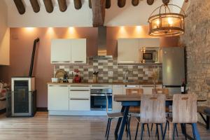 A kitchen or kitchenette at La Borda de Chelis