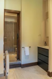A bathroom at La Borda de Chelis