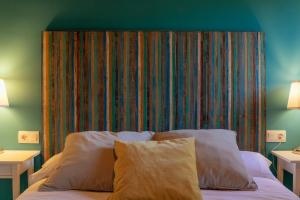 A bed or beds in a room at La Borda de Chelis