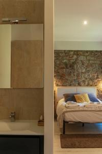A bed or beds in a room at La Borda de Chelis
