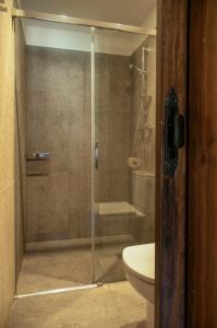 A bathroom at La Borda de Chelis