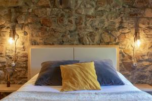 A bed or beds in a room at La Borda de Chelis