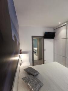 a bedroom with a bed with two pillows on it at Apartamento en San Sebastián con patio exterior in Añorga-Lugariz