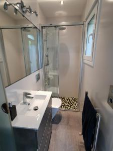 a bathroom with a sink and a shower at Apartamento en San Sebastián con patio exterior in Añorga-Lugariz +12 photos