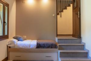 A bed or beds in a room at La Borda de Chelis