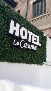 a hotted la casseroma sign on the side of a building at La Casona-Hotel in Mar del Plata