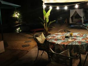 a table and chairs in a yard at night at Casa Francesca Altea piscina y aparcamiento privado in Altea