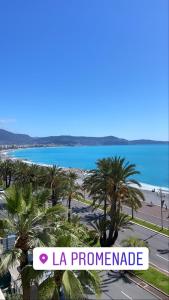 uma vista para uma praia com palmeiras e as palavras lapromende em LE BAHIA em Nice