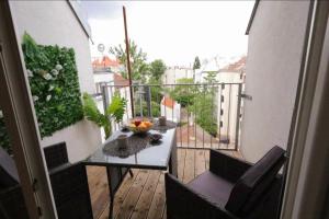 balcón con mesa y sillas en Sunny & cozy Penthouse with Balcony DG5, en Viena