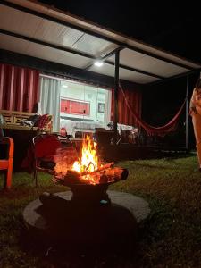 una hoguera en medio de un patio por la noche en Villa de Assis Suítes, en Alto Paraíso de Goiás