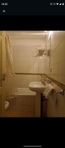 een badkamer met een wastafel en een ligbad bij Apartamentos Santa Rosa PB 1 in Cordoba