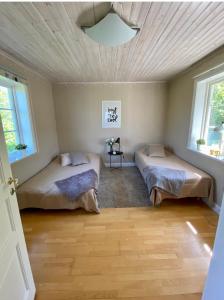 1 dormitorio con 2 camas y techo en Villa i Norrtälje en Norrtälje