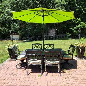 Zahrada ubytování Comfortable, spacious, 1bdrm basement apartment, sleeps 4