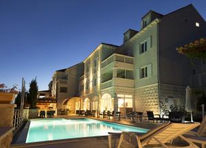 hotel z basenem przed budynkiem w obiekcie Hotel Bozica Dubrovnik Islands w mieście Suđurađ